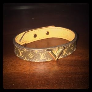 Louis Vuitton Essential V Women’s Bracelet